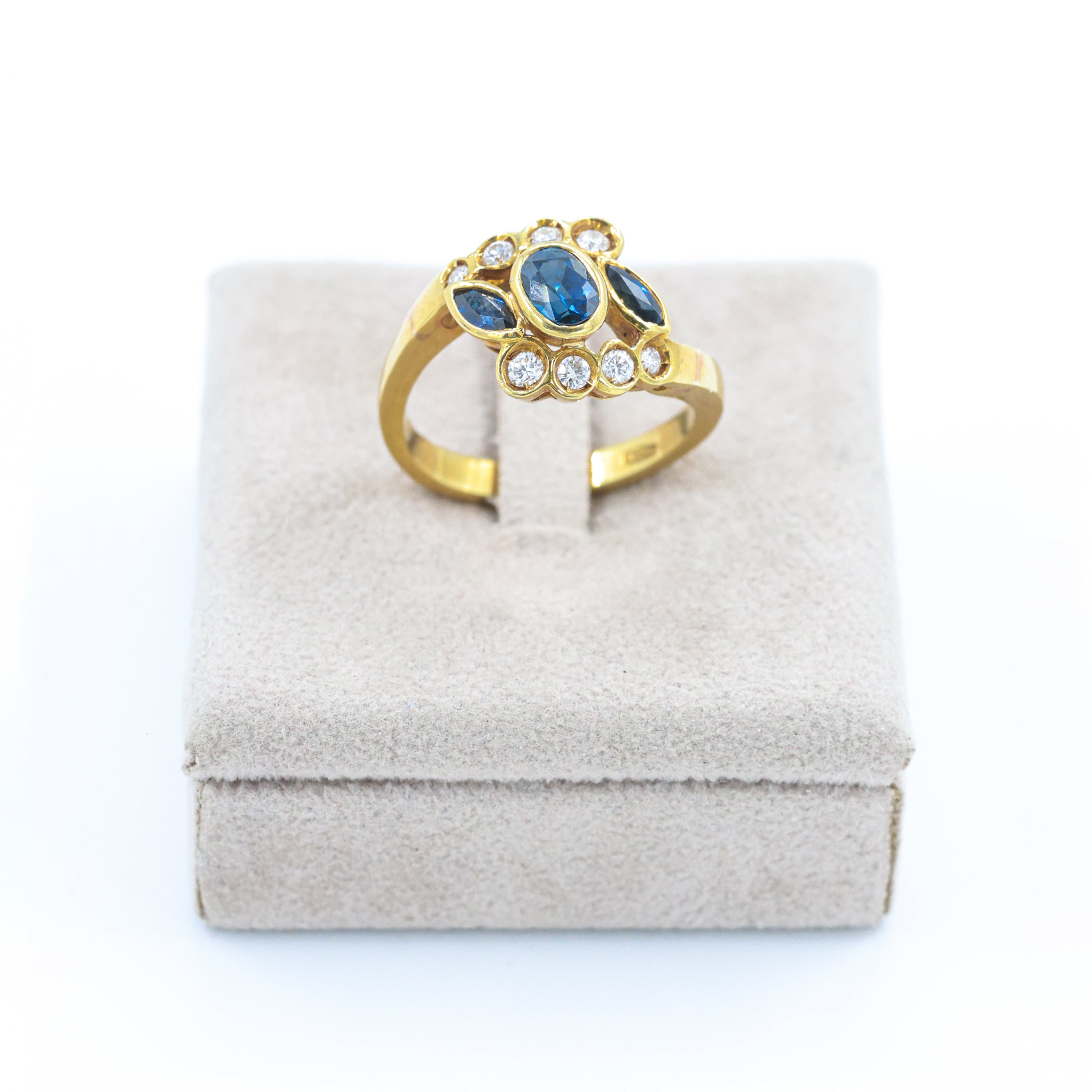 Yellow Gold Ring with Sapphires and Brilliant Diamonds