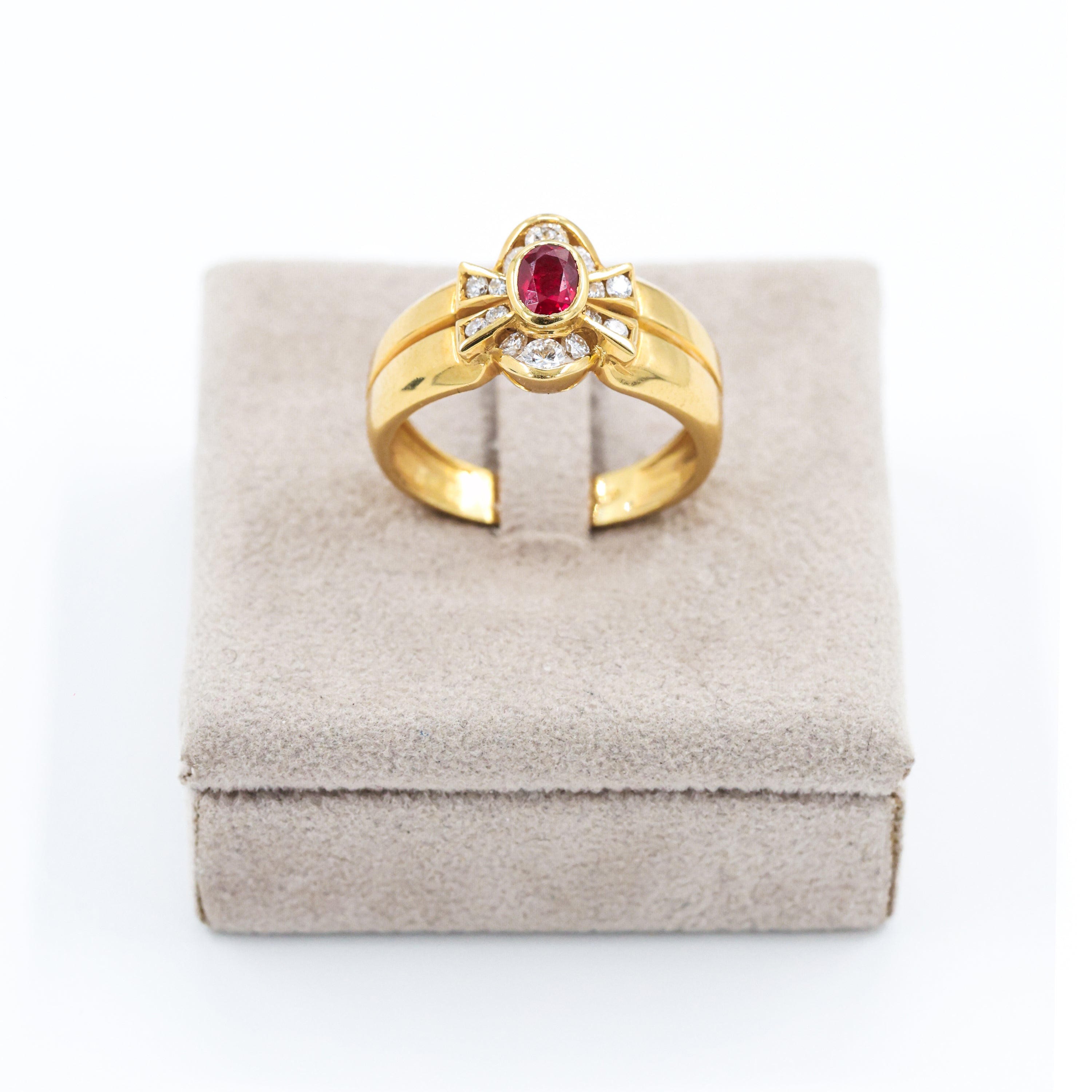 Yellow Gold Ring with Ruby and Brilliant Diamonds