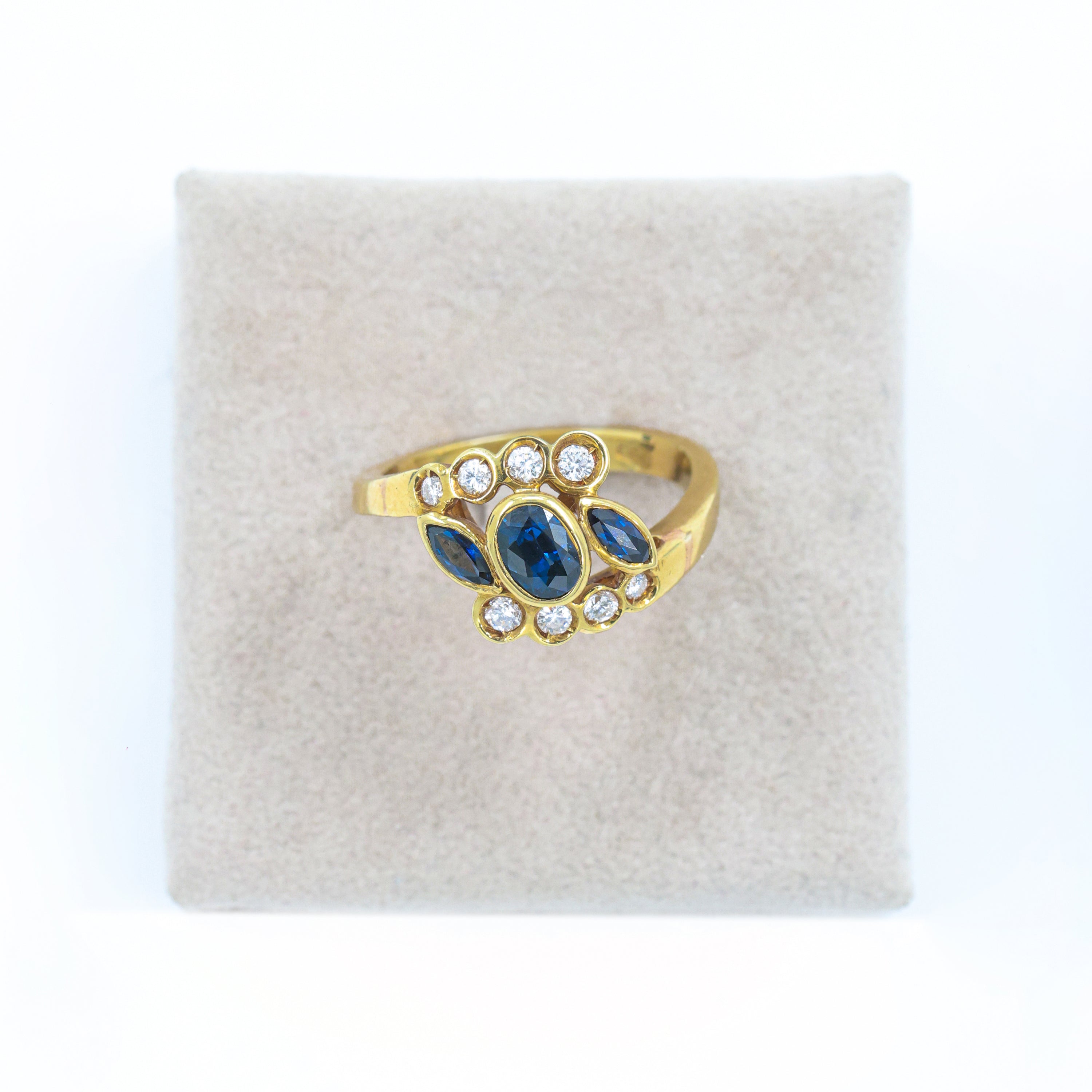 Yellow Gold Ring with Sapphires and Brilliant Diamonds