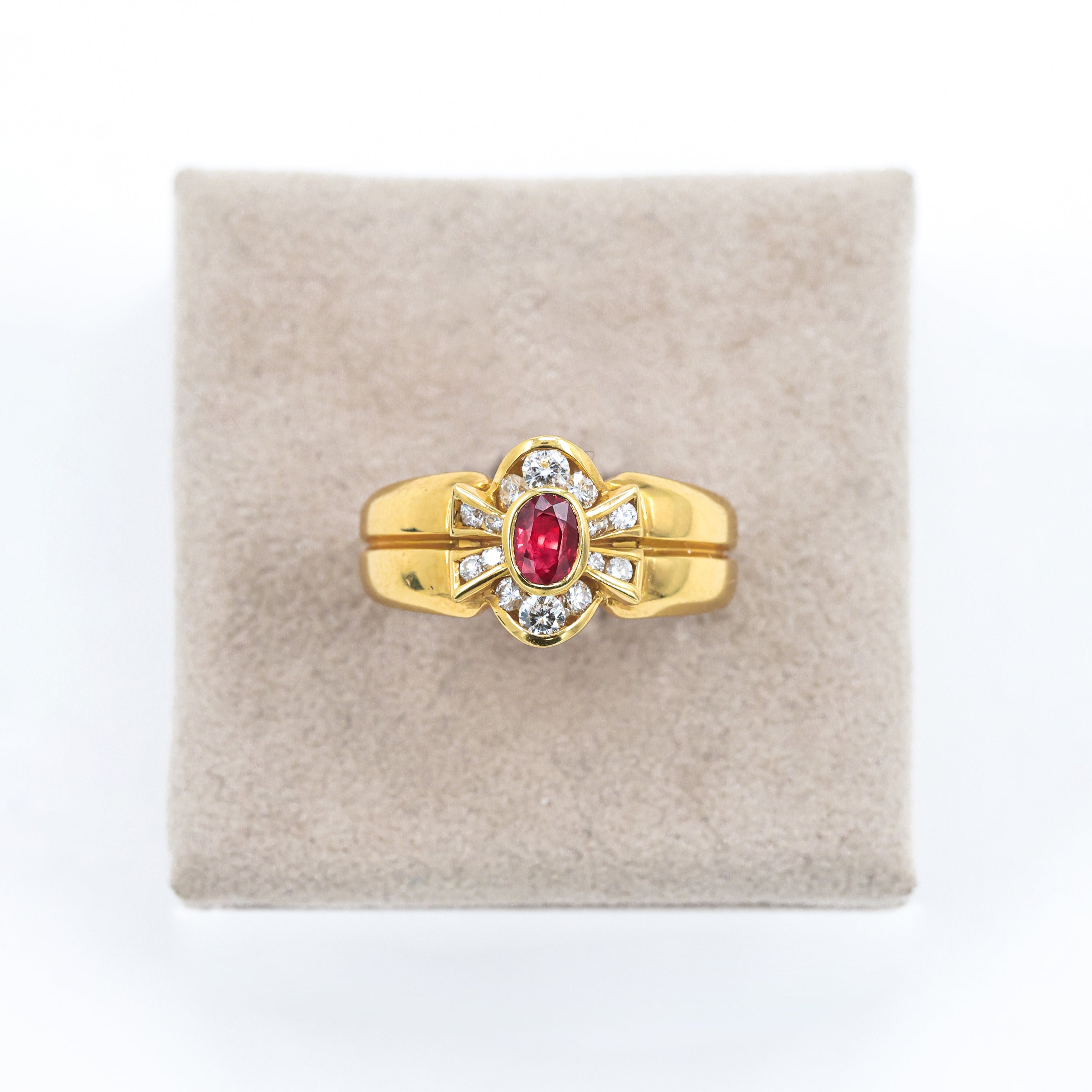 Yellow Gold Ring with Ruby and Brilliant Diamonds