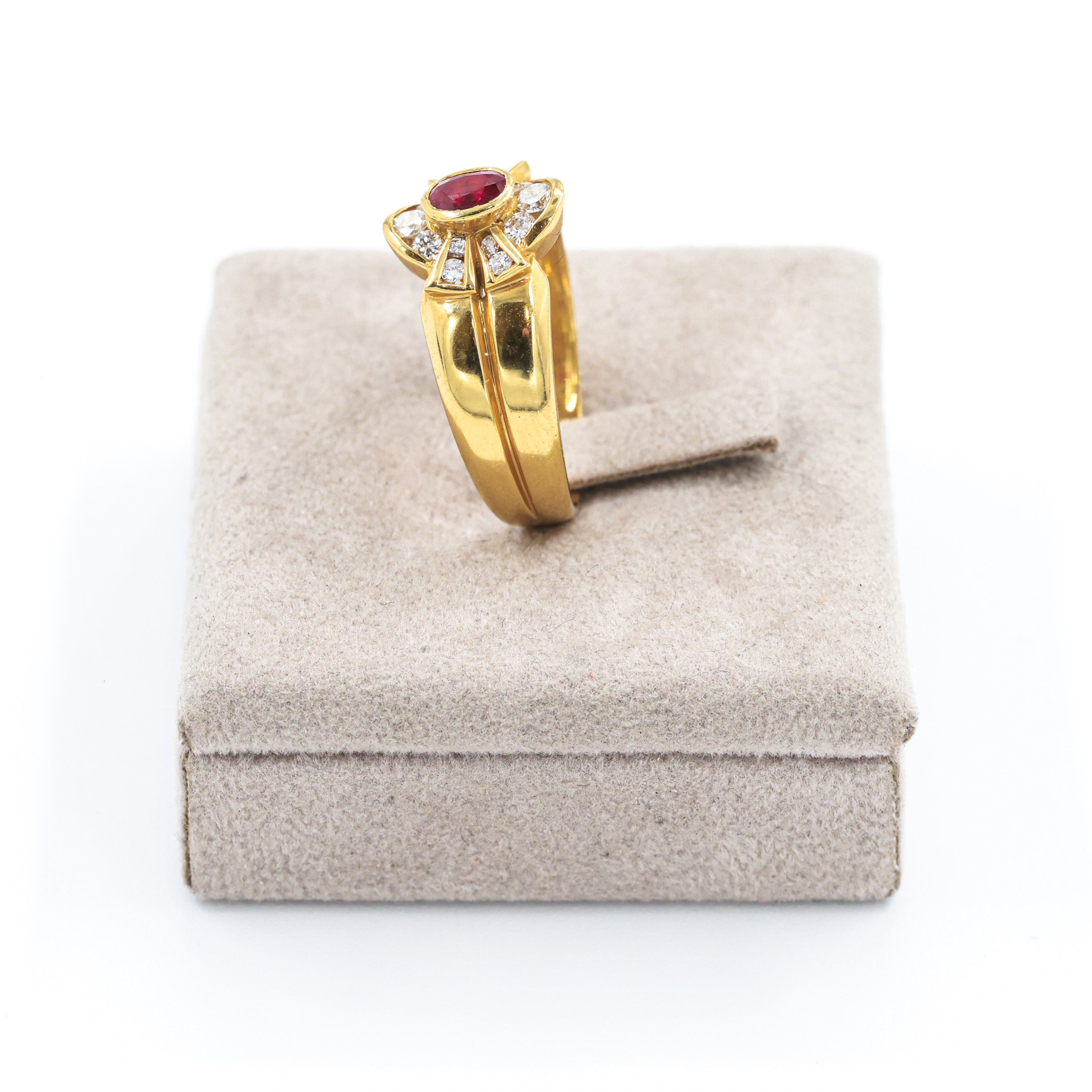 Yellow Gold Ring with Ruby and Brilliant Diamonds