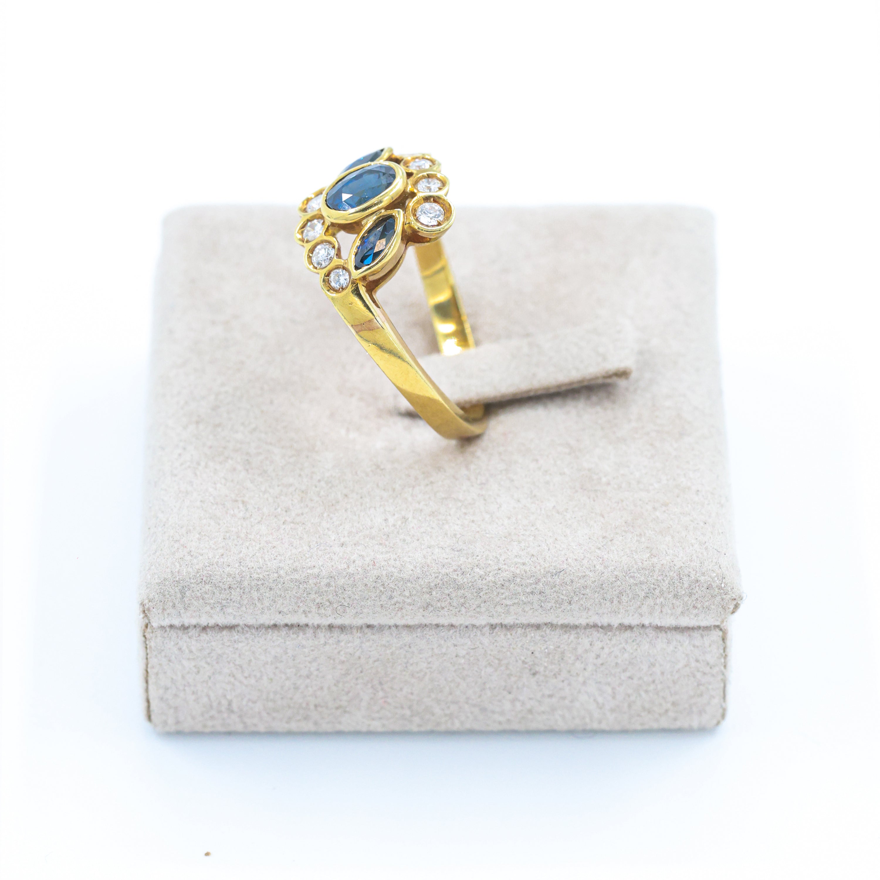Yellow Gold Ring with Sapphires and Brilliant Diamonds